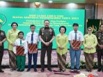 jaksa agung diapit jajaran dan istri